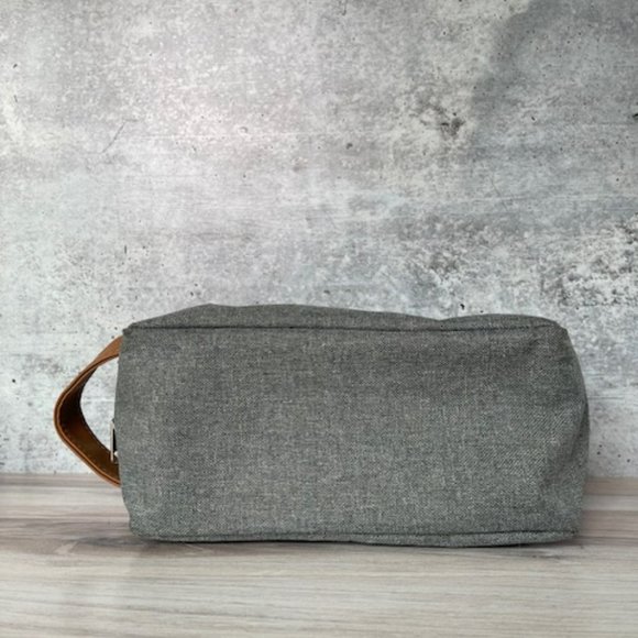 Exclusive Los Angeles Lakers canvas Dopp Kit - Picture 6 of 9